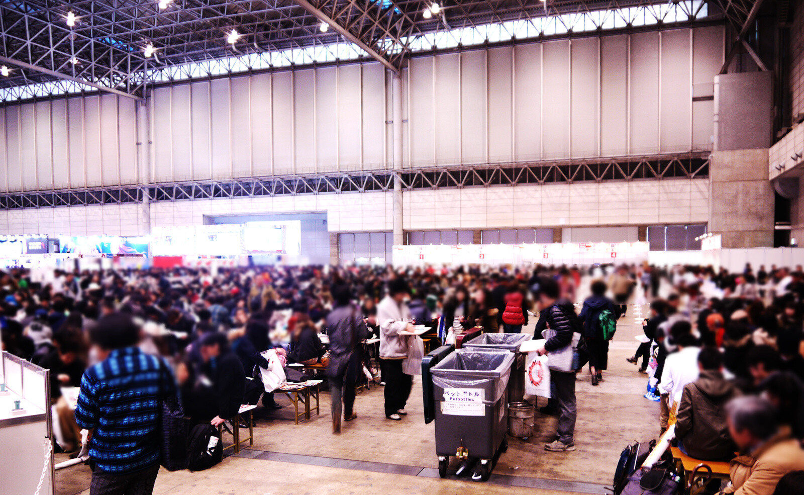 The food area was completely packed at lunchtime on both days. 4