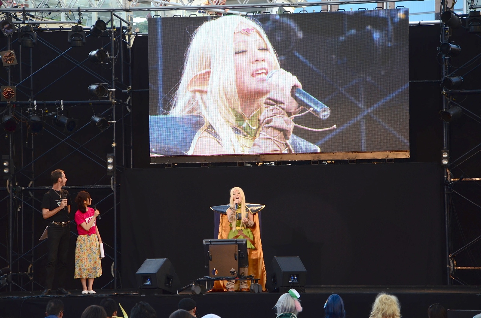 At the karaoke contest, the participants sung in costumes! 5