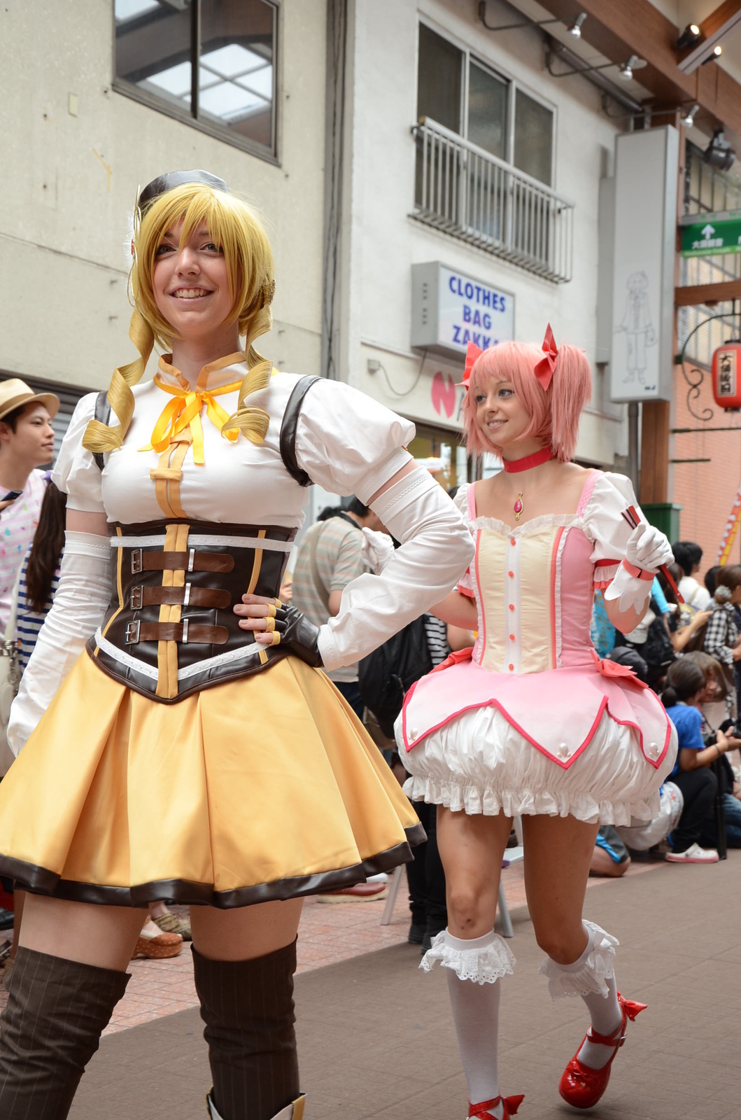 These two were so cute, onlookers couldn't help but smile. 20