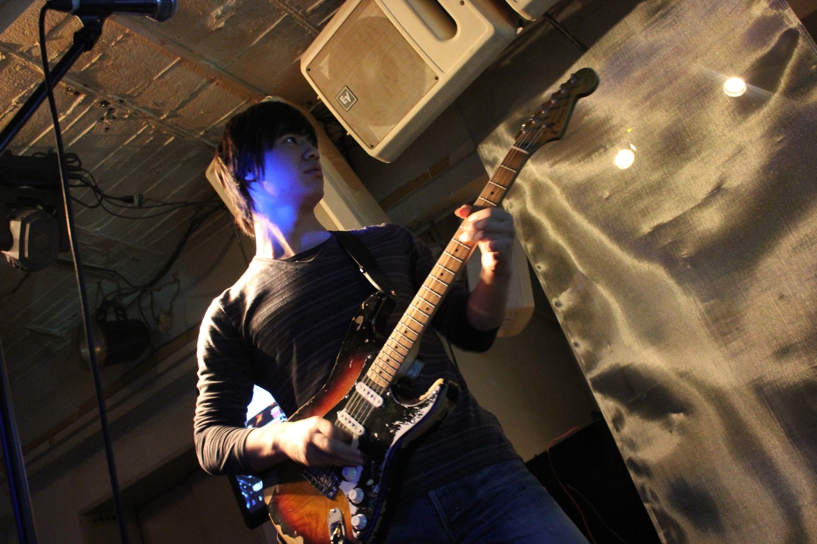 Soh Yoshioka’s guitar performance on the third floor 4