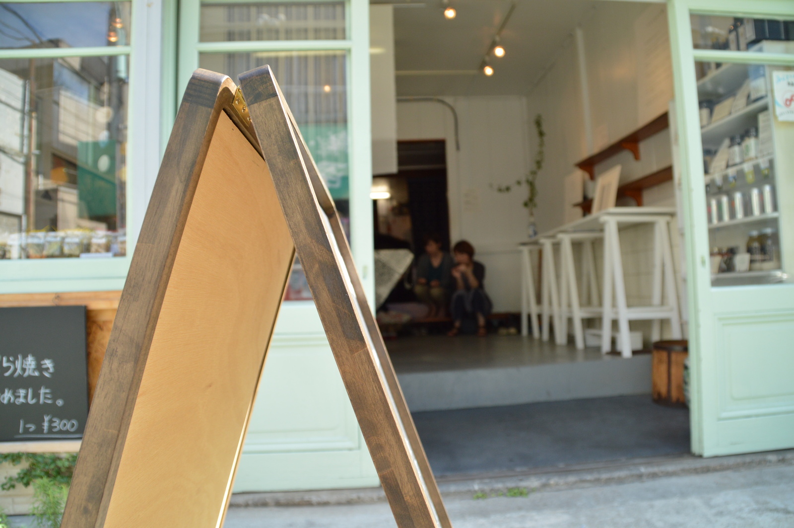 In the afternoon, this space is a cafe. At night, it is used as a sushi bar. 0