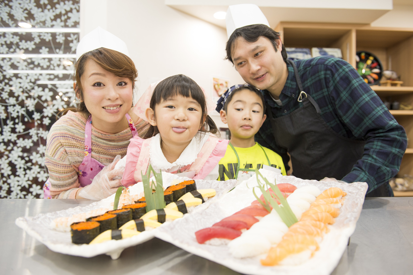 The perfect lesson in eating healthy for summer break! Learn about sushi with the whole family. 2