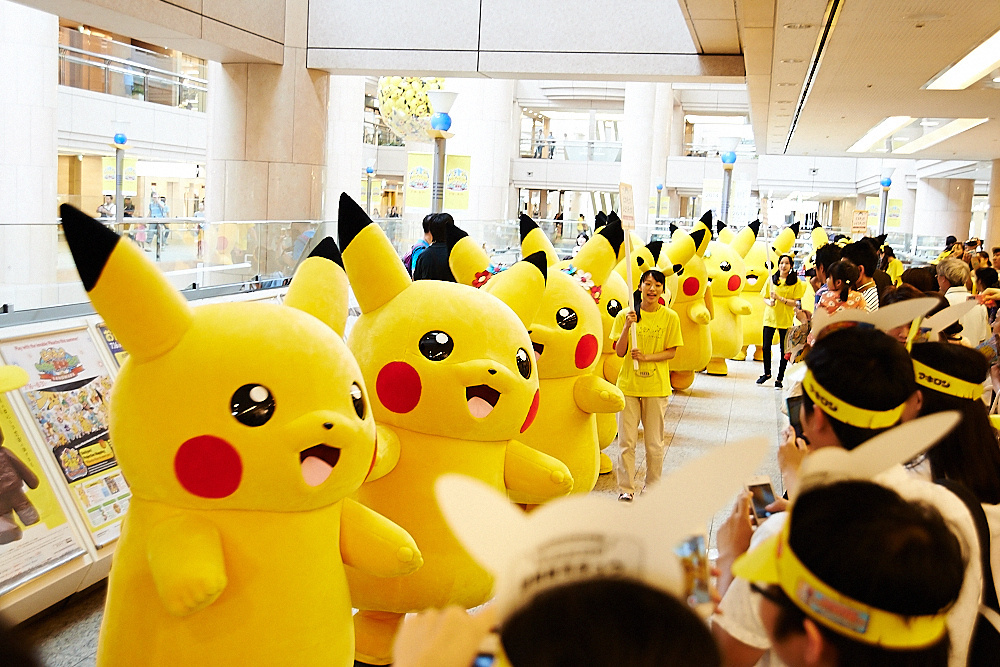 1,000 Pikachus Take Over Yokohama!