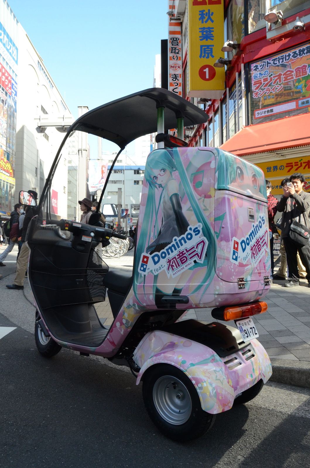World’s Only Miku x Domino’s Pizza Bike Dashes Through Akiba! 4