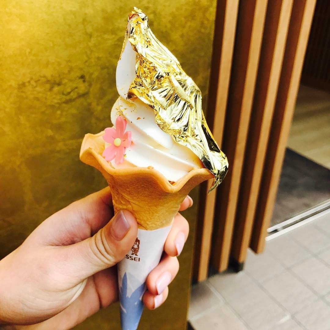 Desserts Topped With Actual Gold [Sweets Collection]