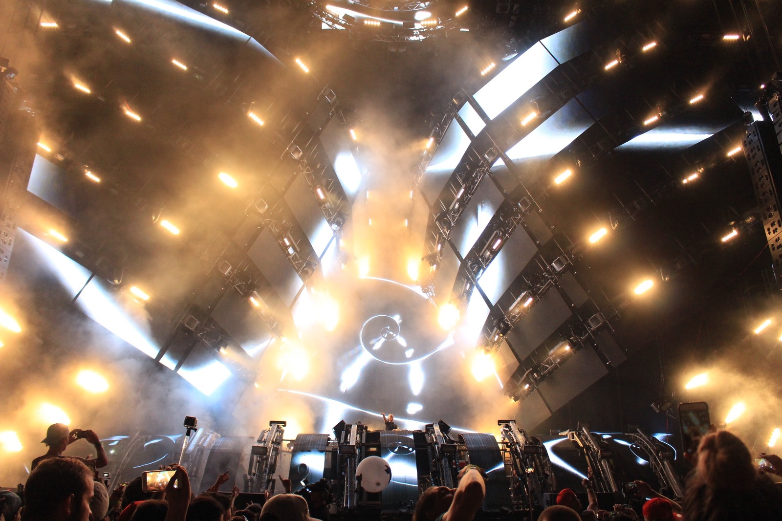 Over 160,000 People from Around the World Descend on Miami for Ultra Music Festival 2016 21