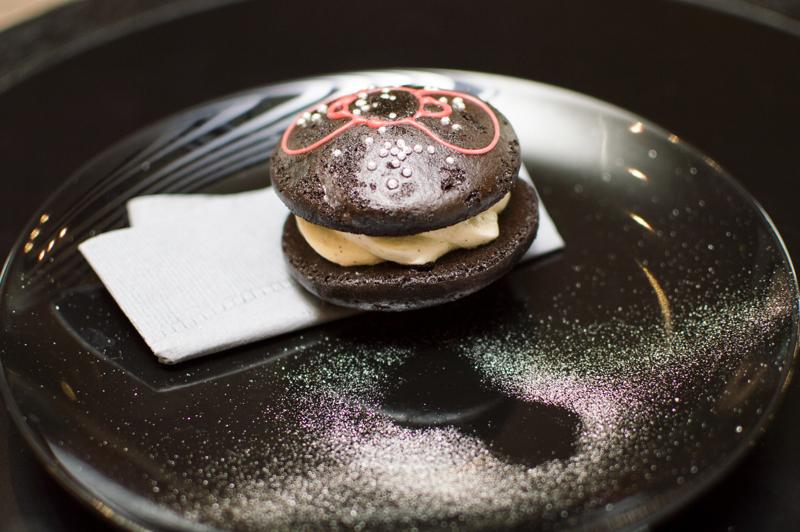 The “Hello Kitty Ribbon Whoopie Pie” (550 yen) comes with whipped cream inside two chocolate cookies. You can enjoy both sweet flavors at the same time. 11
