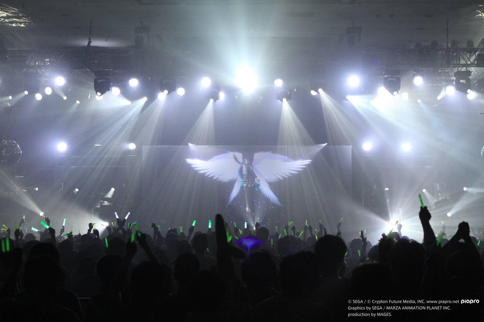 The Angelic Miku! Many fans wave their glow sticks in delight! 33