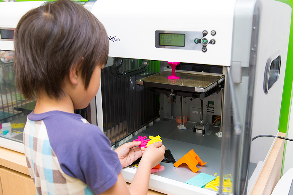 Japanese Elementary School Begins 3D Printer Lessons! Kids Learn Through Experience with New IT x Creative Classroom Qremo