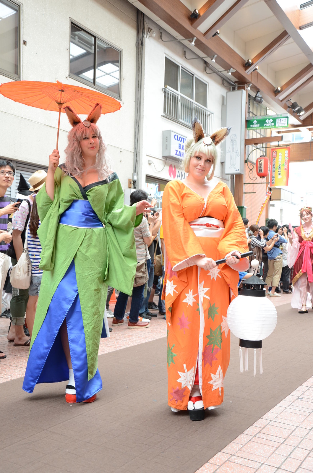 Kimonos suit these two wonderfully, don't you think? 18