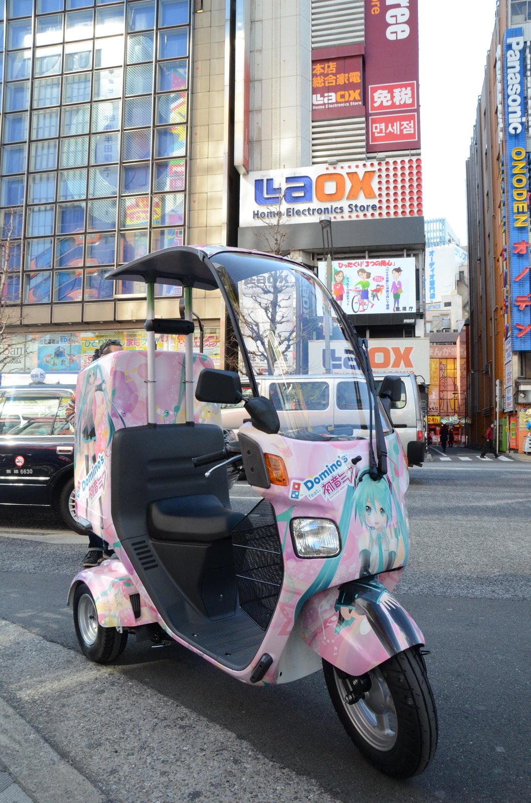 World’s Only Miku x Domino’s Pizza Bike Dashes Through Akiba! 3