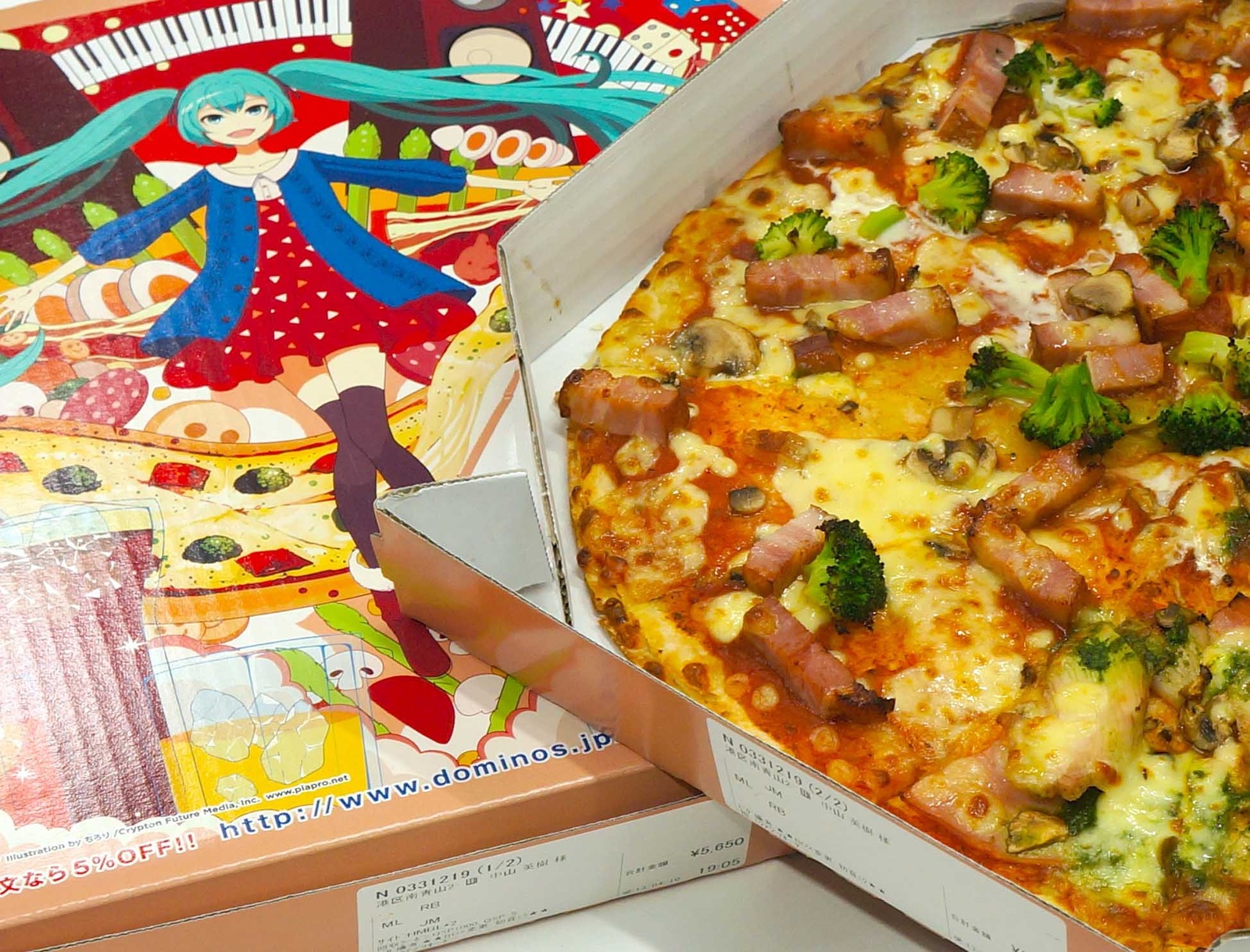 The combination of delicious pizza and Miku was truly bliss! 5