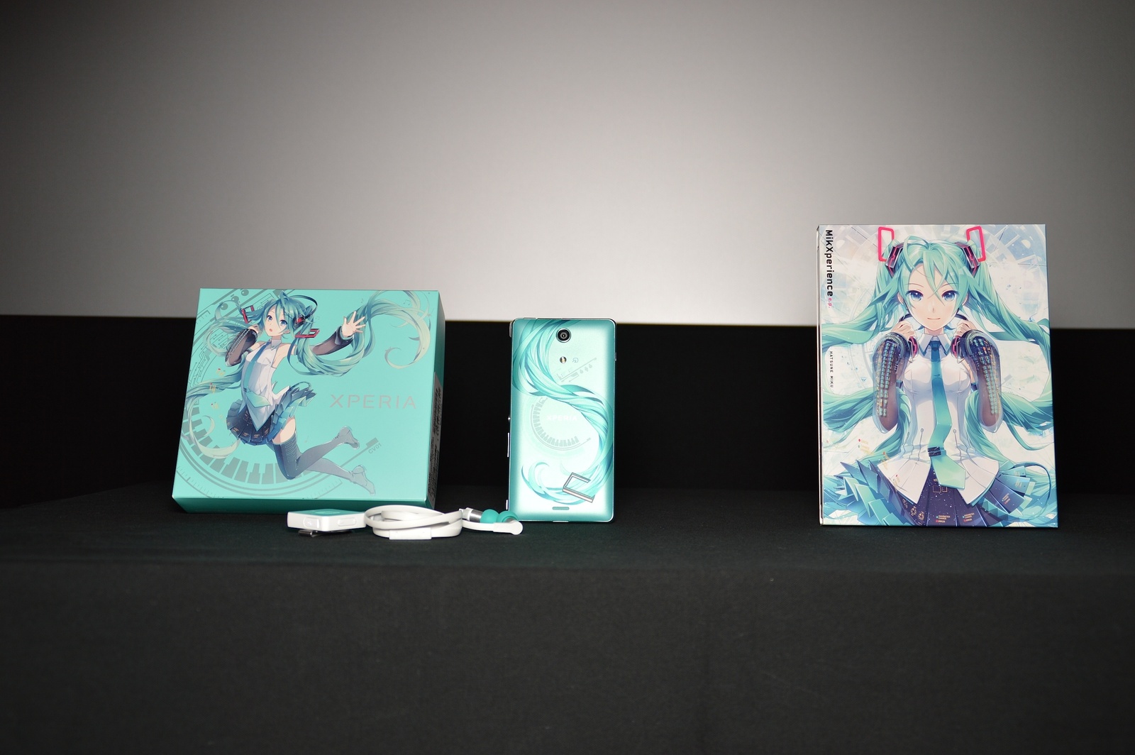 Concept CD “MikXperience e.p.” and smartphone “Xperia feat. Hatsune Miku” 3