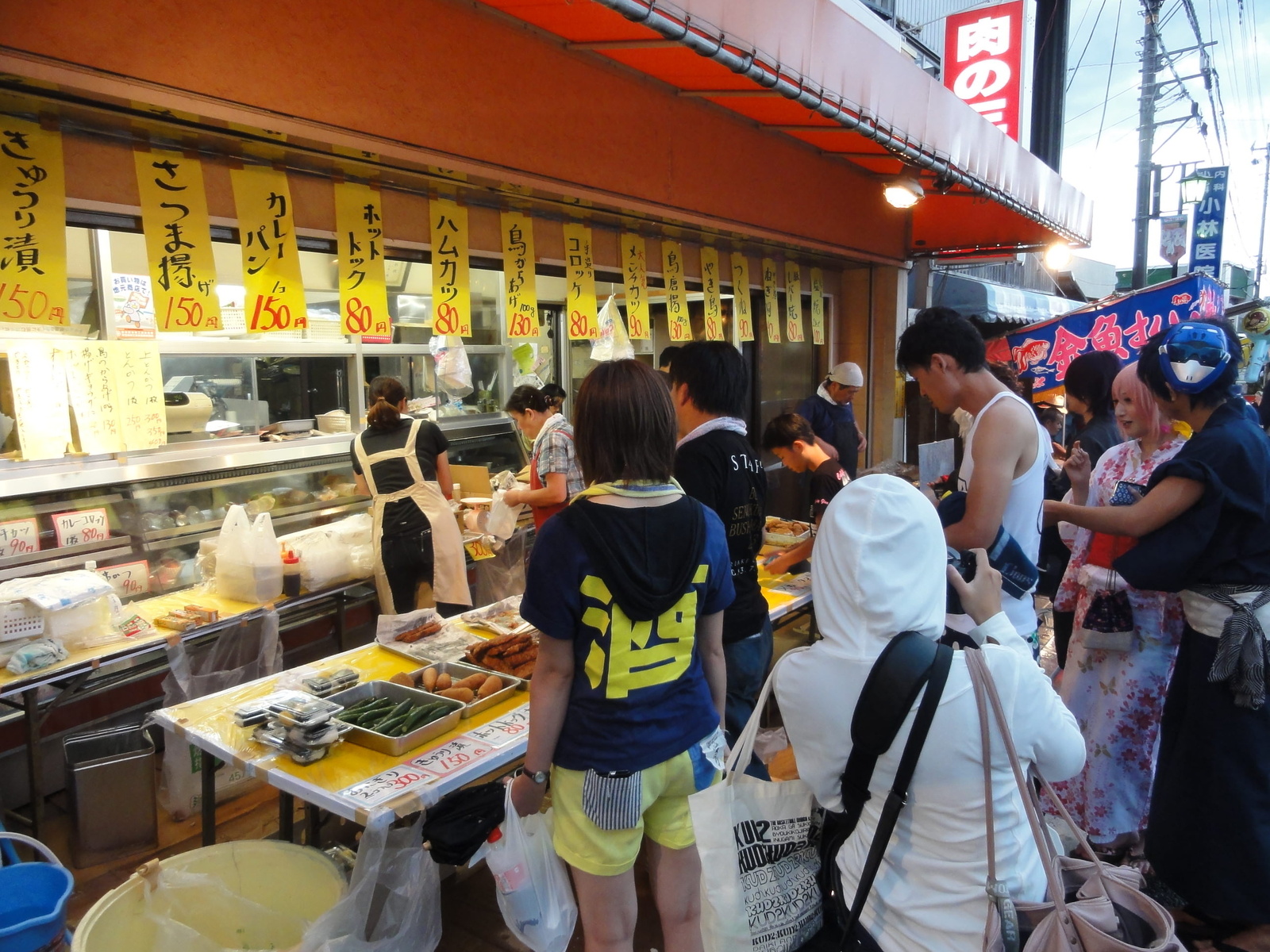 There were long lines for the shop stalls. 2
