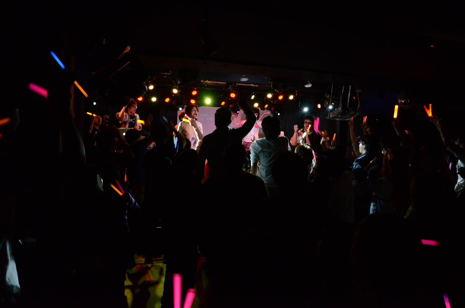 The entire crowd was acting in unison. 8