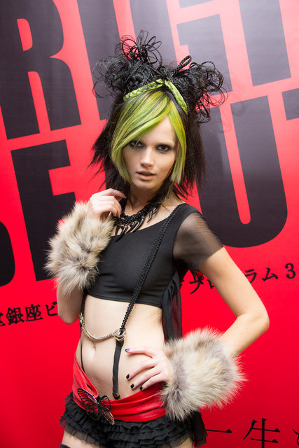 There is So Much *JoJo* Love, the Building Can’t Contain It! *JoJo* Photo Exhibition Being Held Now in Shiseido Ginza Building