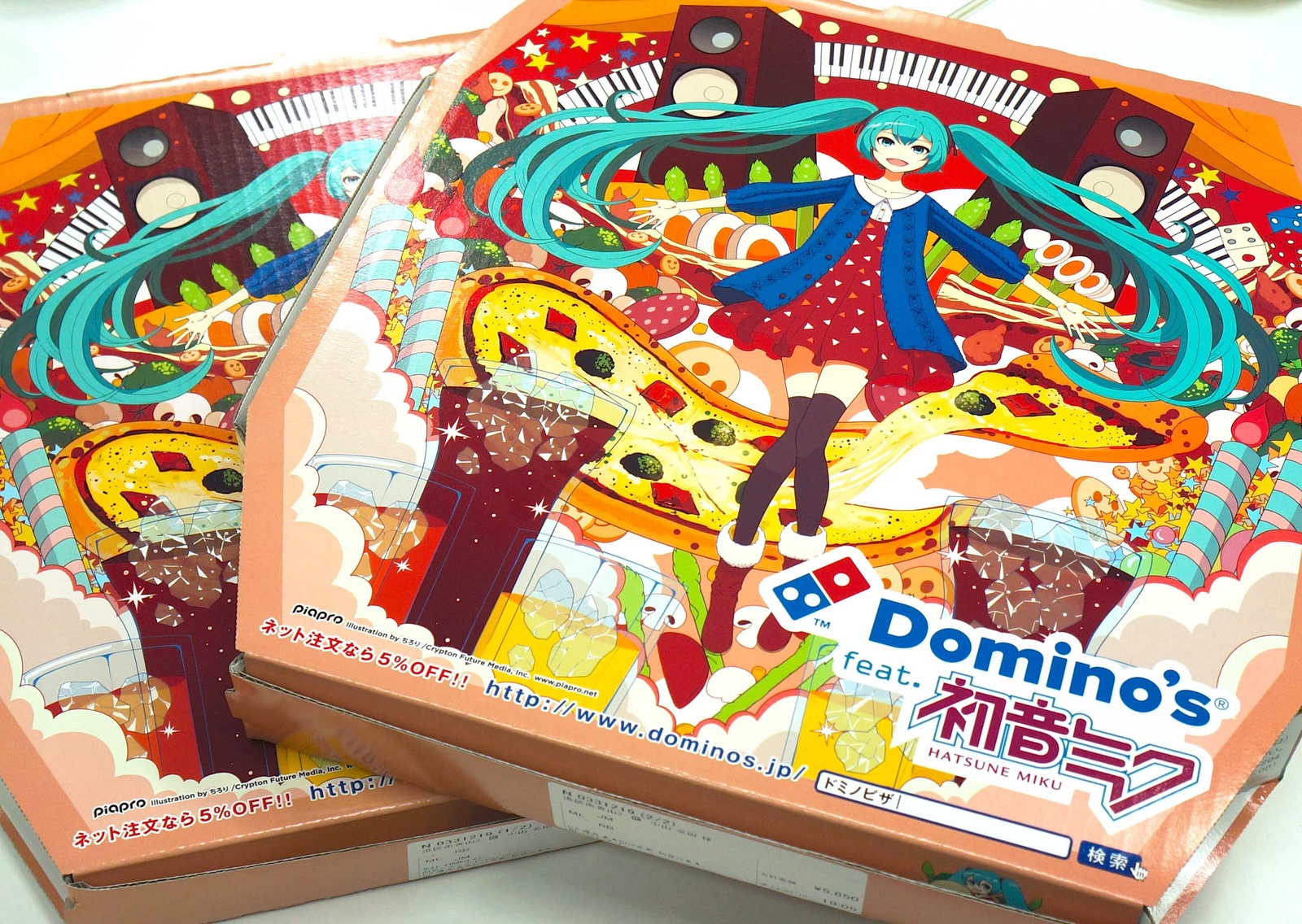 Finally the pizza arrived! Even the pizza box was cute and decked out with Miku. 4