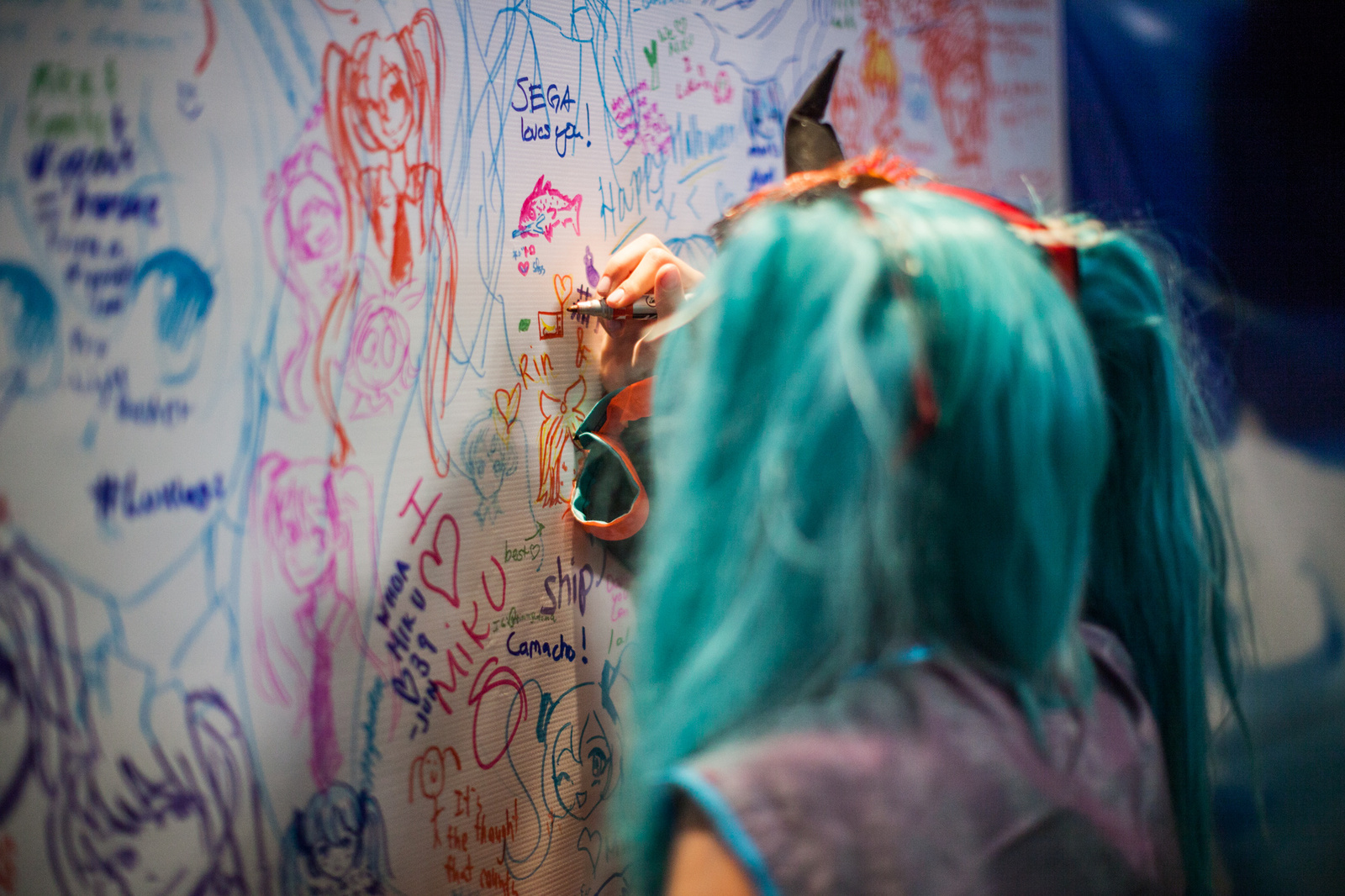 A huge number of Miku illustrations were drawn on the surface of a wall. MIKU EXPO 2014 in LA: Photo by Kumo Takeda 1