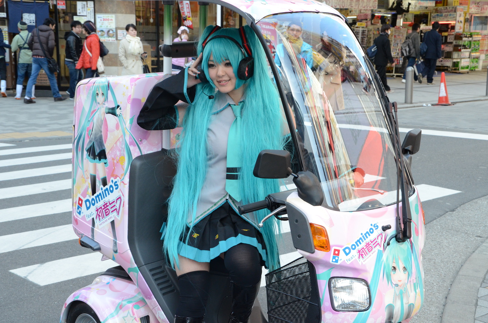 World’s Only Miku x Domino’s Pizza Bike Dashes Through Akiba!