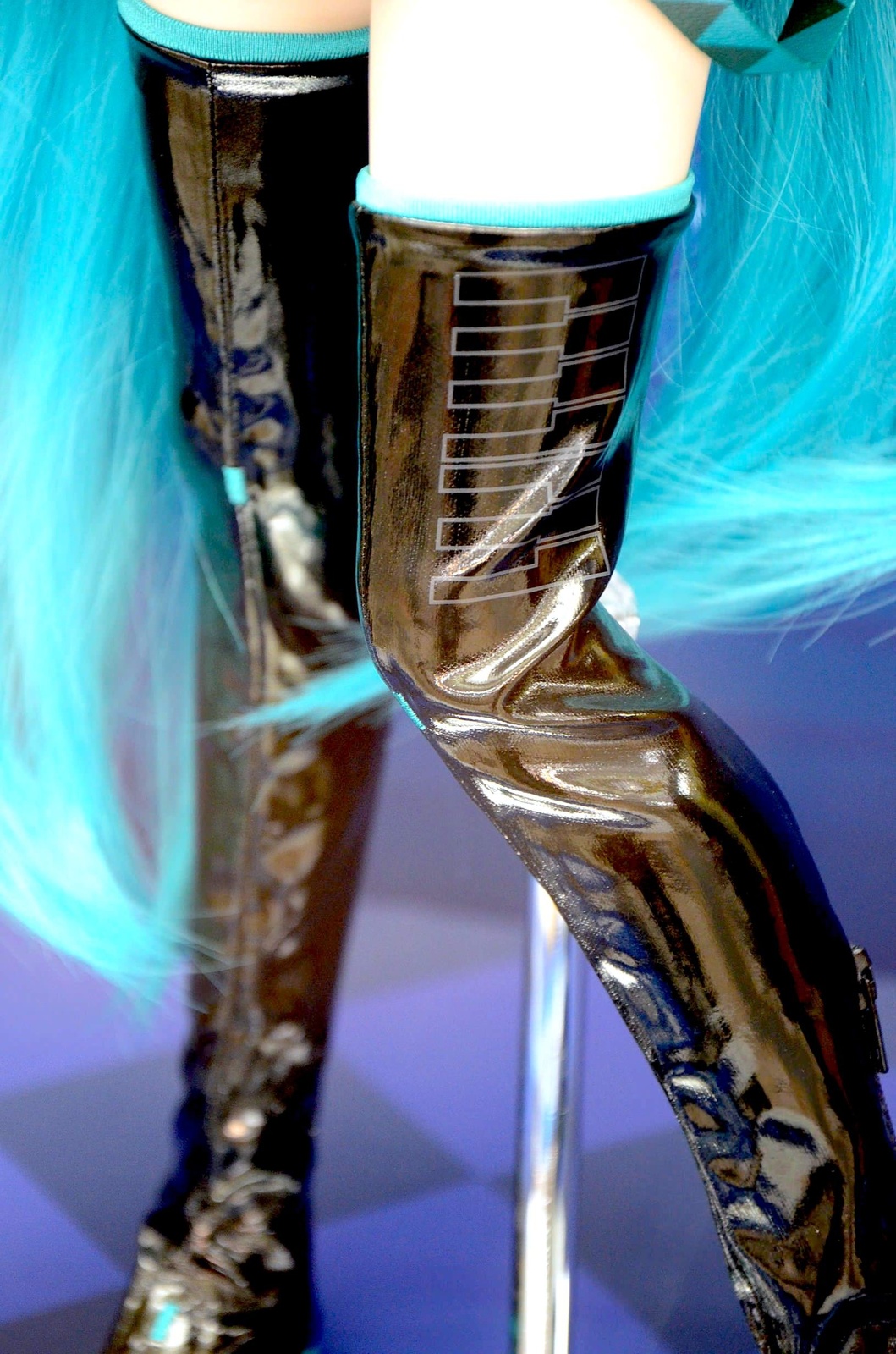 Check out the one-point stitched piano keys! 9