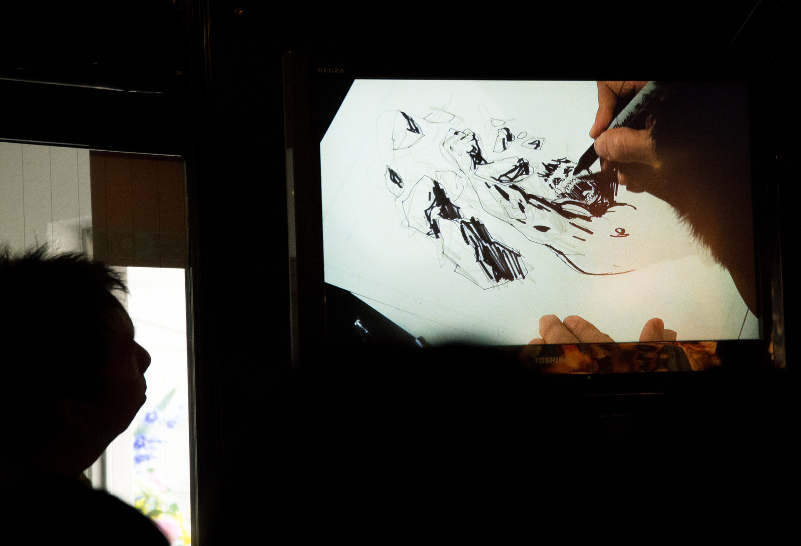 He says that he often draws rough drafts without thinking about it. He commented, “For action scenes, I imagine the movement and sound effects in my head and put that to the page directly.” 6