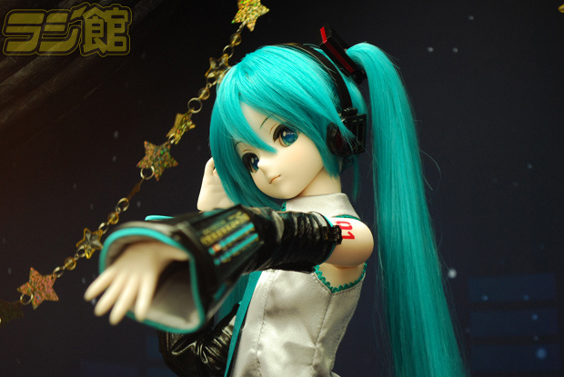 A Gorgeous Dollfie Dream Hatsune Miku Debuts! Fans Come to Photograph Her in Her Senbonzakura Outfit!