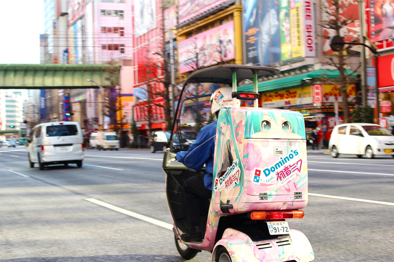 World’s Only Miku x Domino’s Pizza Bike Dashes Through Akiba! 2