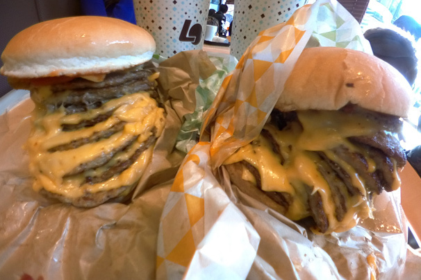We Take on Lotteria’s 10-Meter Class Titan Burger!