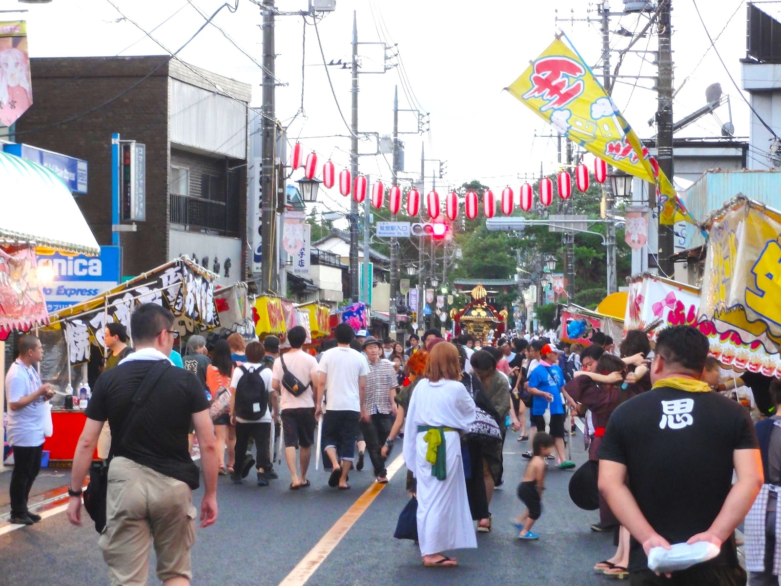 A huge crowd gathered for the festivities! 1