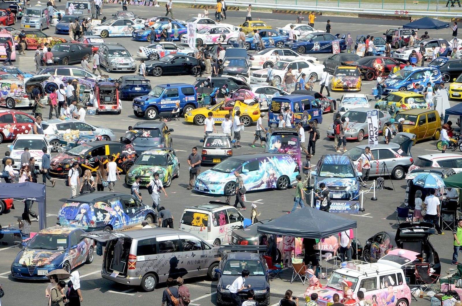 “Mai Waifu” on Cars?! More than 1,000 Cars on Display at Itasha Festival Ita G Festa 1
