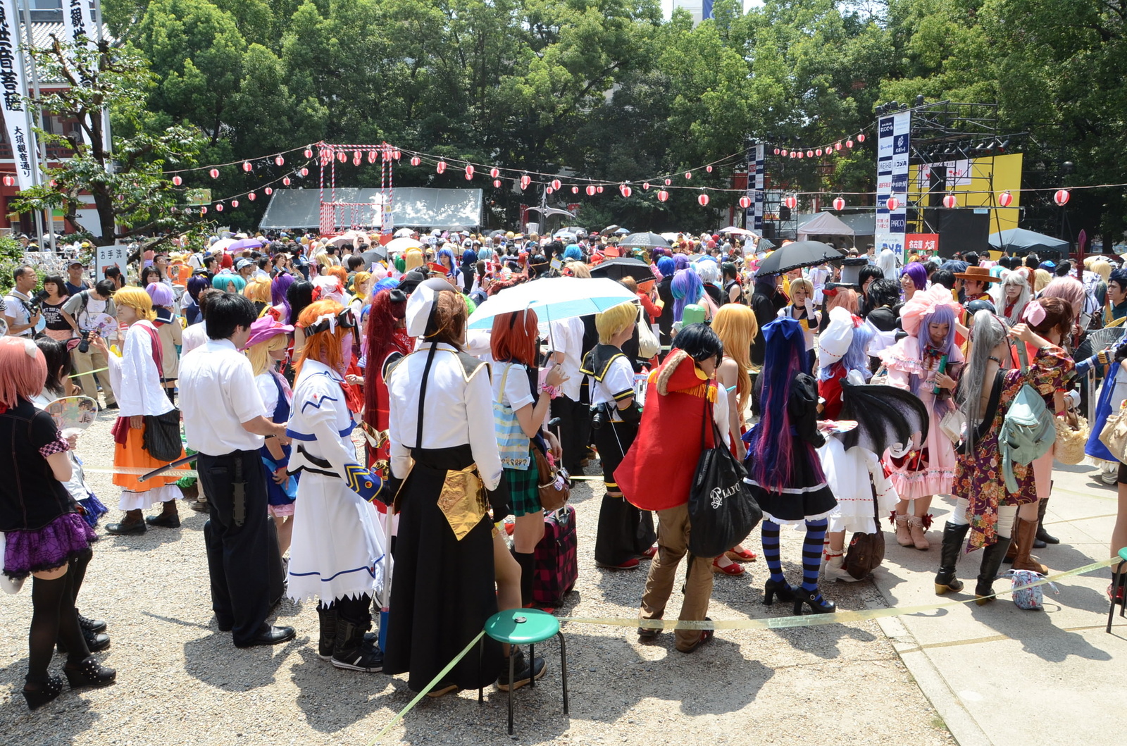 Even one hour after it started, this many cosplayers still awaited to join the parade. 25