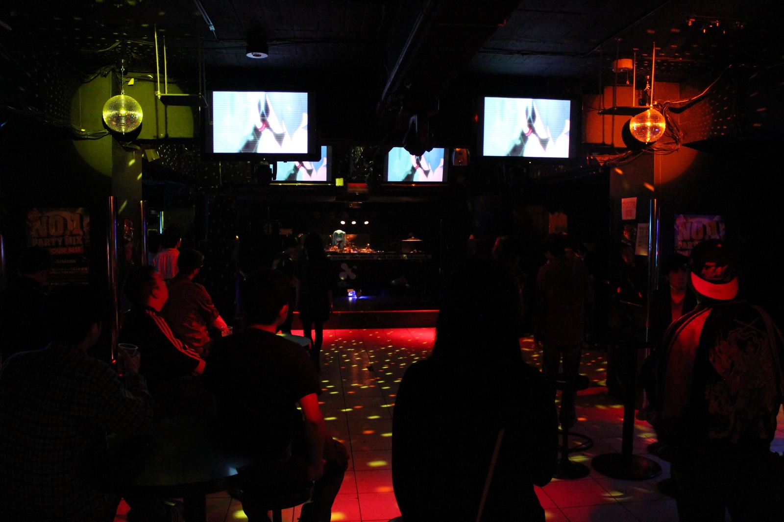 The second floor just minutes after it started. The assembly hall instantly became packed, and the excitement rose! 0