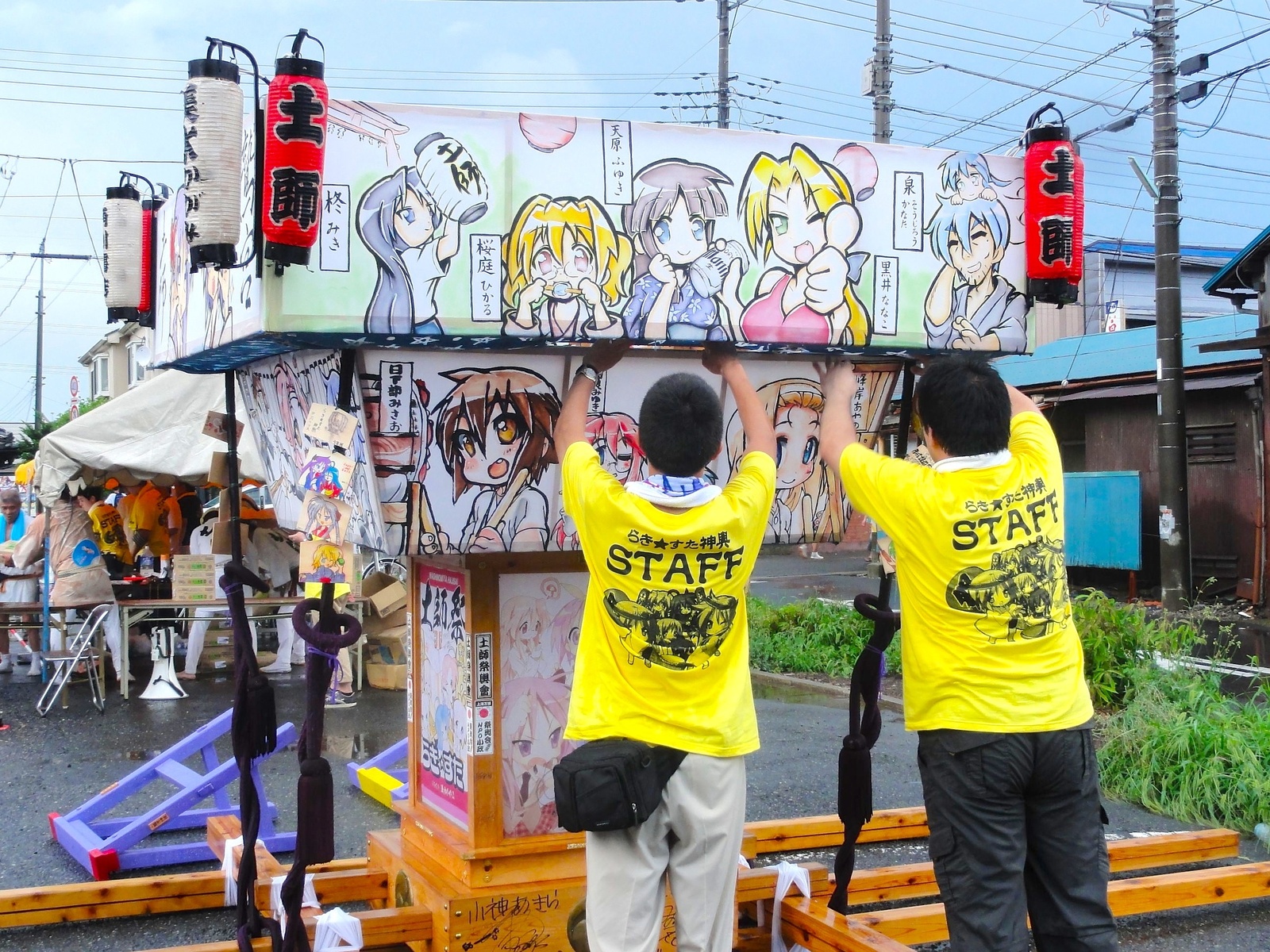 A shot of the staff removing the accumulated rainwater from the *Lucky Star* mikoshi. 8
