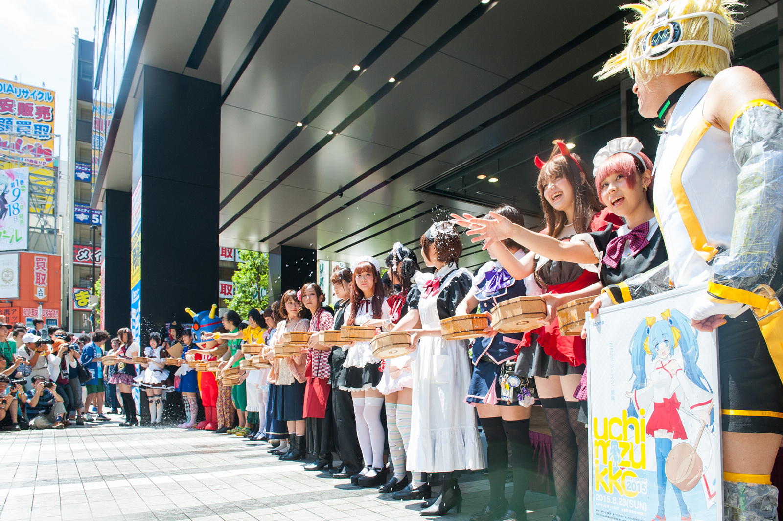 Akihabara’s "Water Girls" Help Otaku Beat the Midsummer Heat! 1