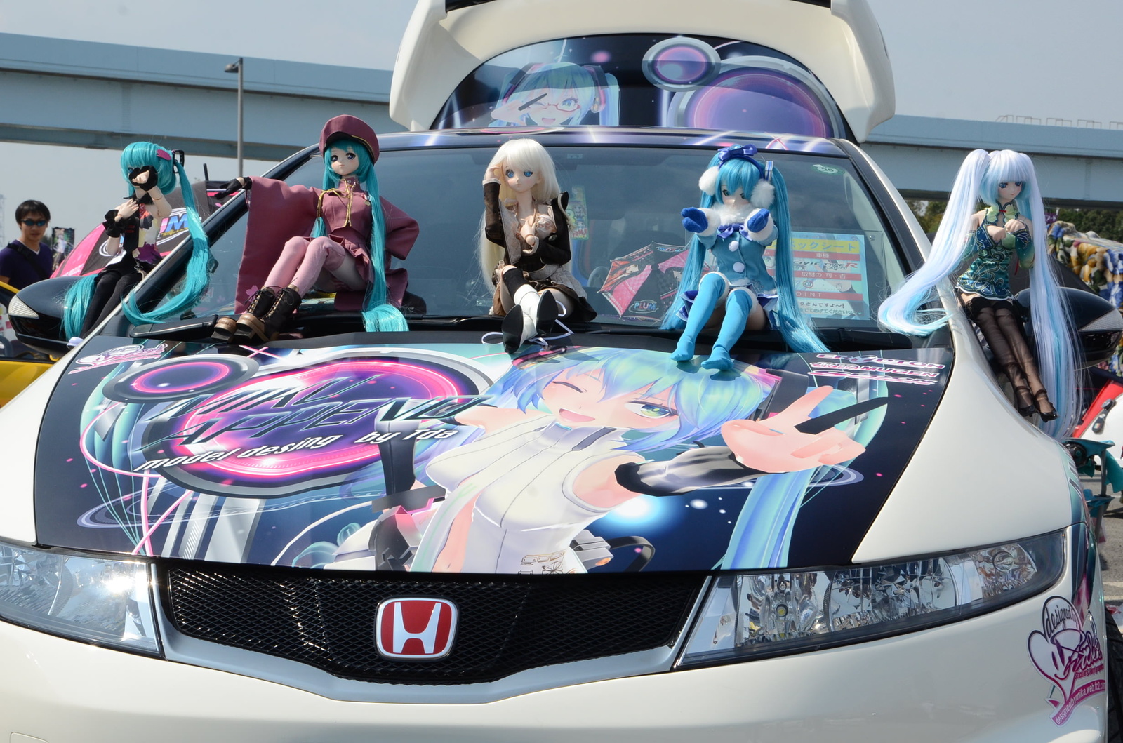 “Mai Waifu” on Cars?! More than 1,000 Cars on Display at Itasha Festival Ita G Festa