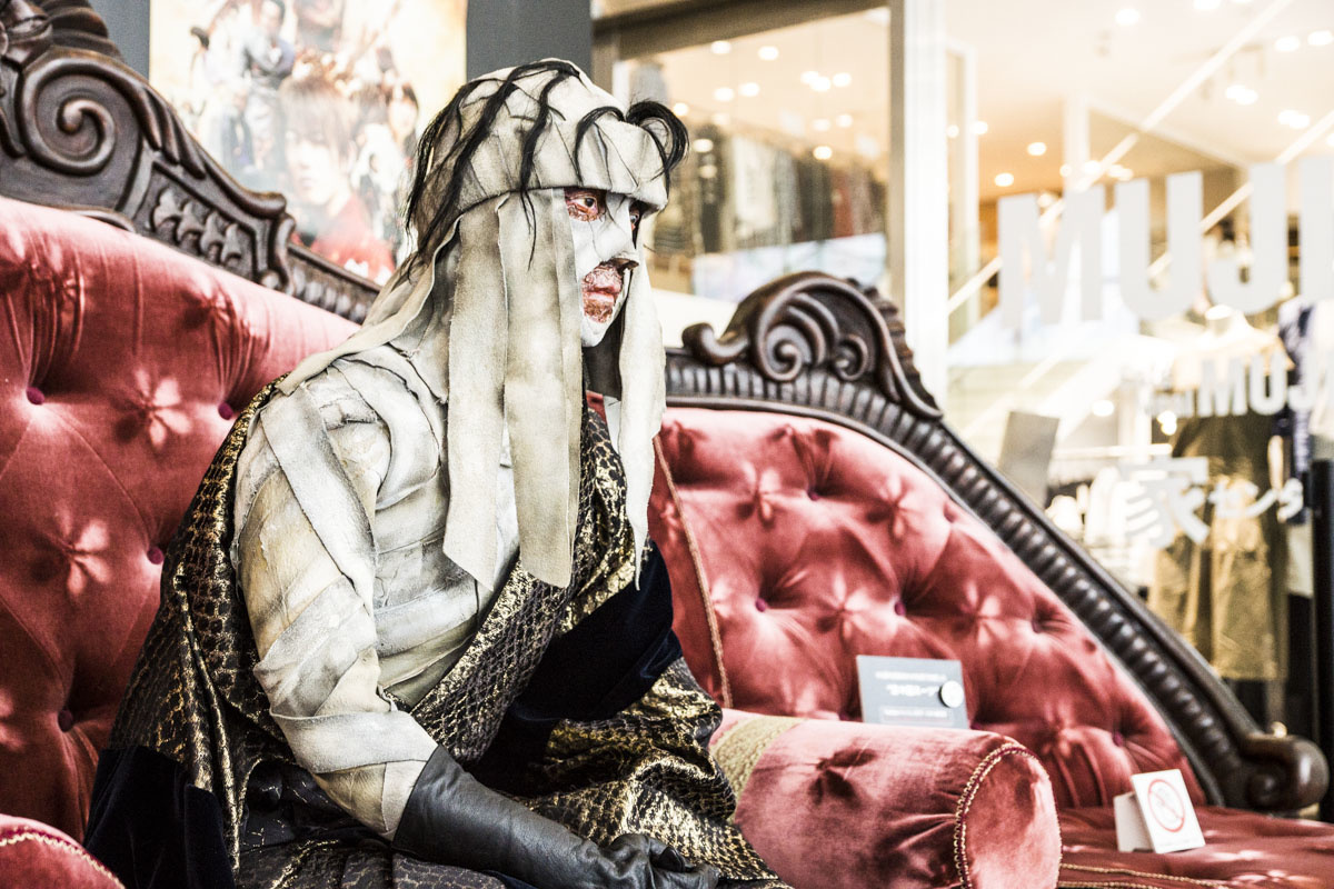 Life-Size Statue of the Deranged Lunatic Makoto Shishio Unveiled in Shinjuku!