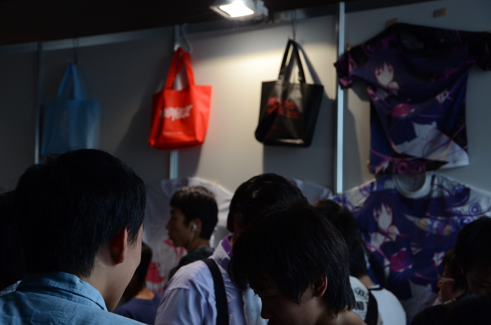 The goods area was also bustling. There were T-shirts, tote bags... 8