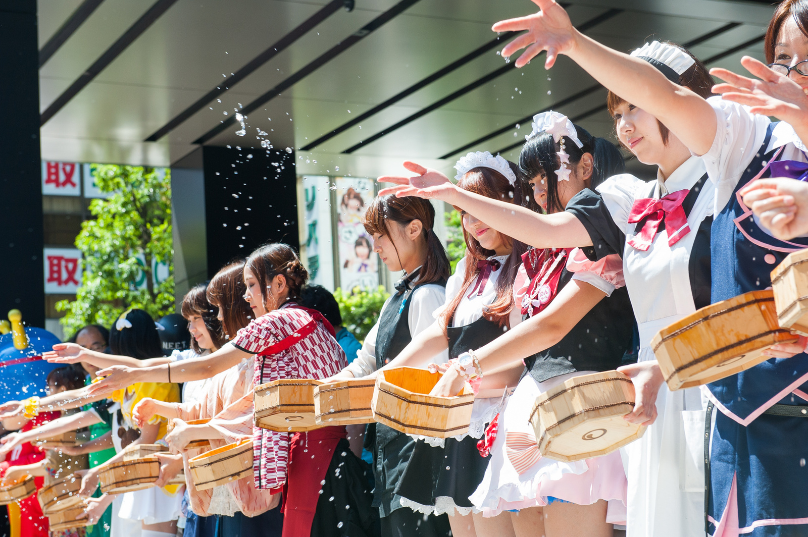 Akihabara’s "Water Girls" Help Otaku Beat the Midsummer Heat! 3