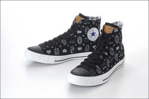 “JoJo's Bizarre Adventure” and Converse Collaborate! Shoes Feature Familiar Blue Star!