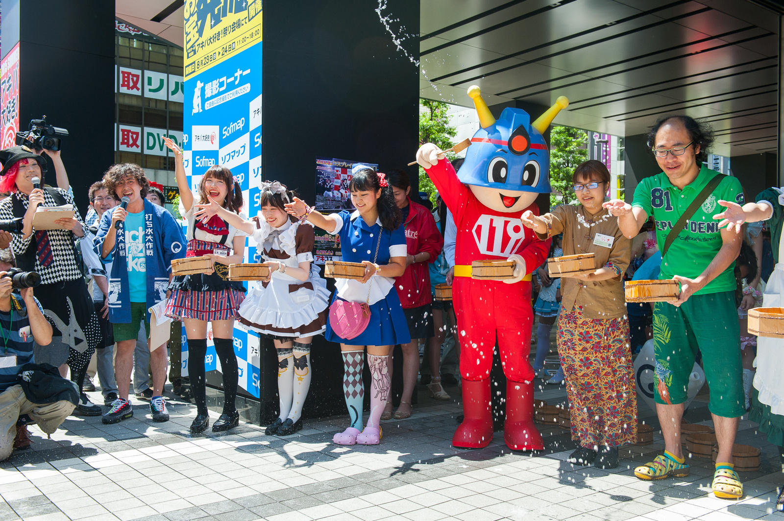 Akihabara’s "Water Girls" Help Otaku Beat the Midsummer Heat! 6