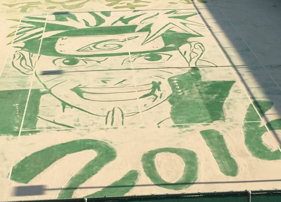 Japanese school bids farewell to graduating students with amazing Naruto tennis court sand art