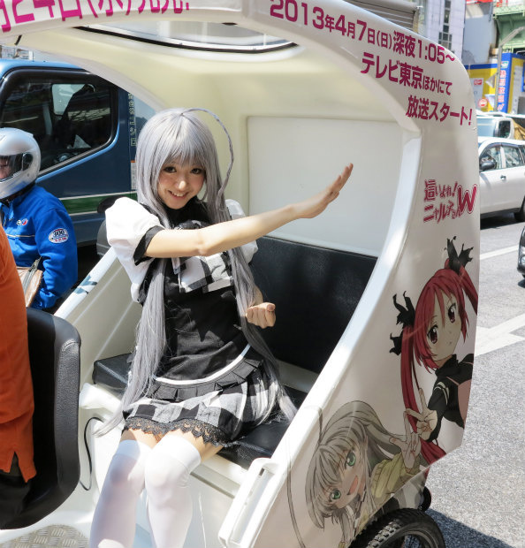 “Nyaruko” Itachari and Cosplayer Appear in Akihabara to Promote TV Anime “Haiyore! Nyaruko-san W”