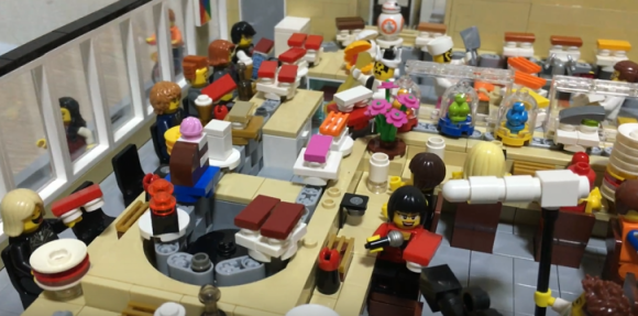 Japanese Lego fan builds a miniature, functioning conveyer belt sushi restaurant 【Video】