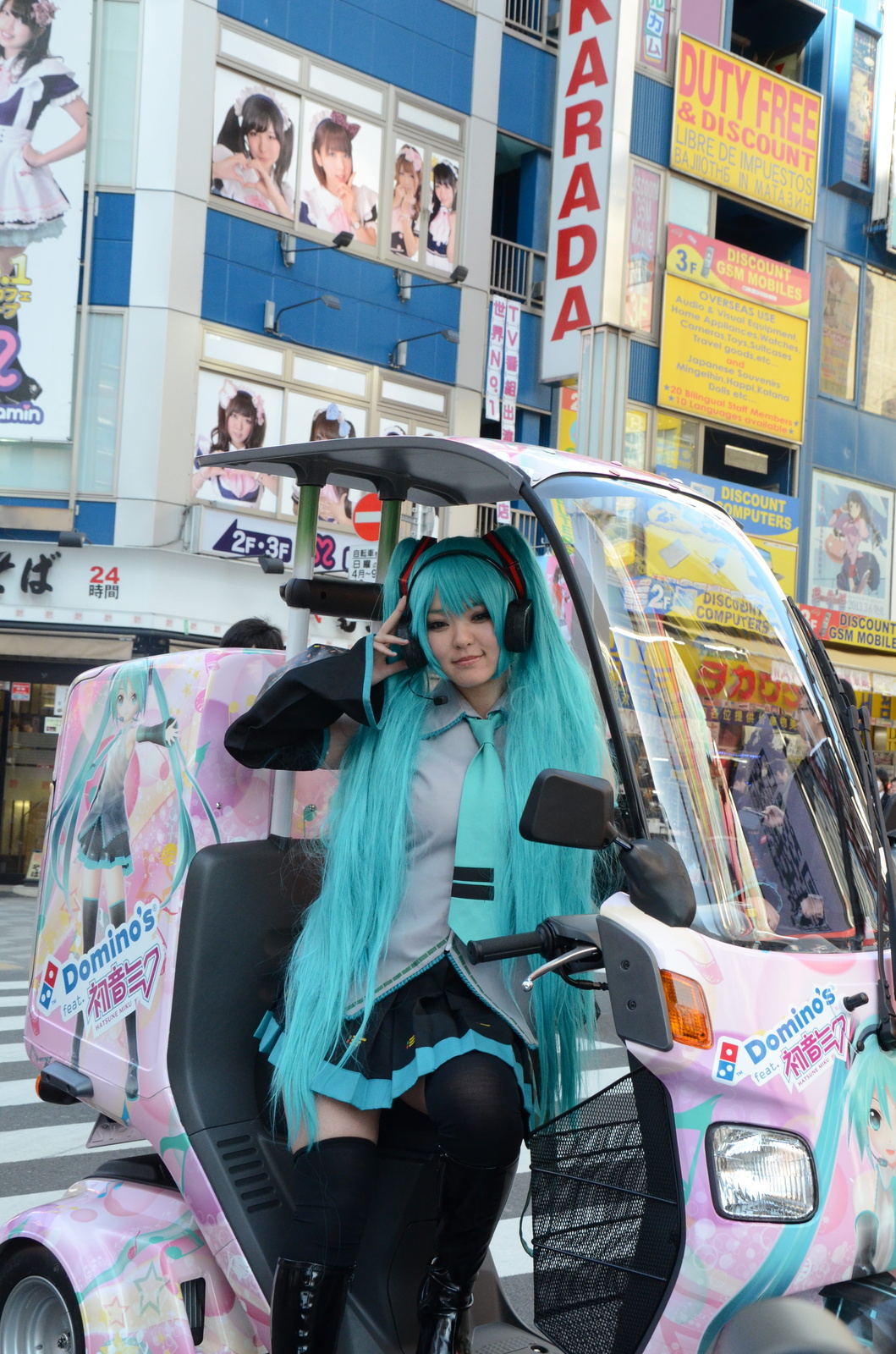 World’s Only Miku x Domino’s Pizza Bike Dashes Through Akiba! 1