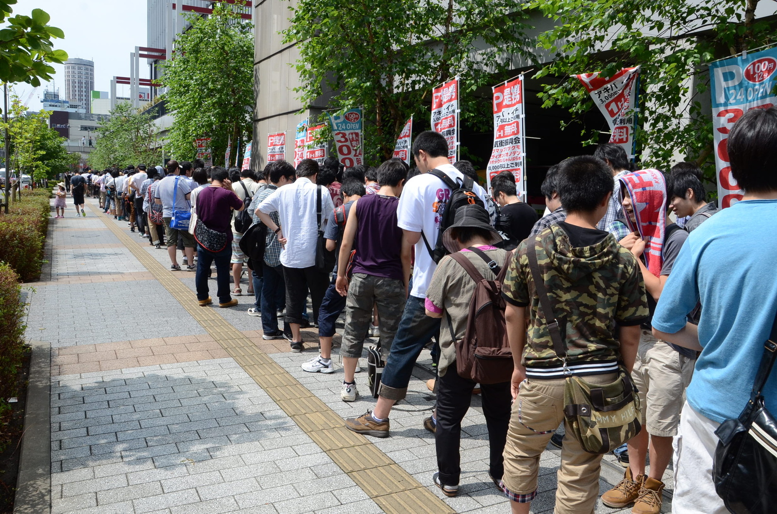 Under the midsummer sky, the lines of fans waiting to purchase goods went on forever. 11