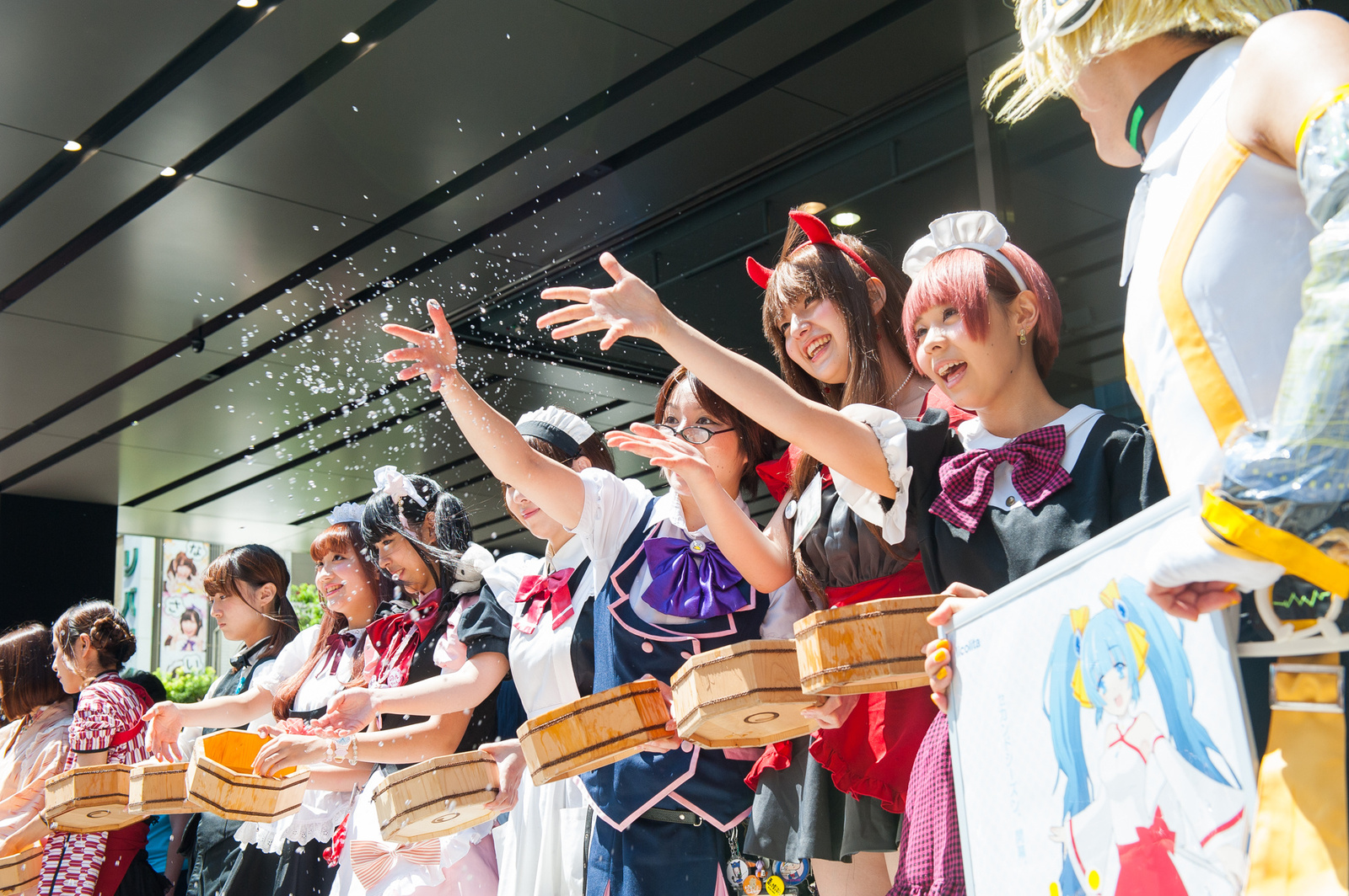 Akihabara’s "Water Girls" Help Otaku Beat the Midsummer Heat!