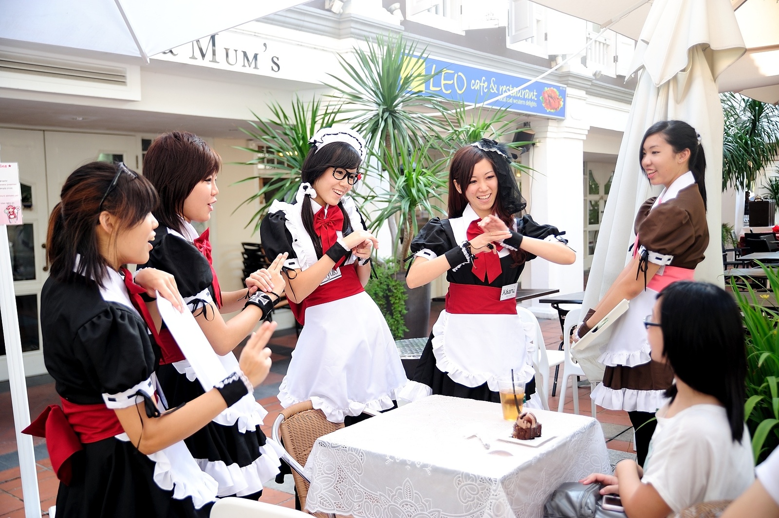 The maids took good care of both *goshujin-samas* and *ojou-samas*! 2