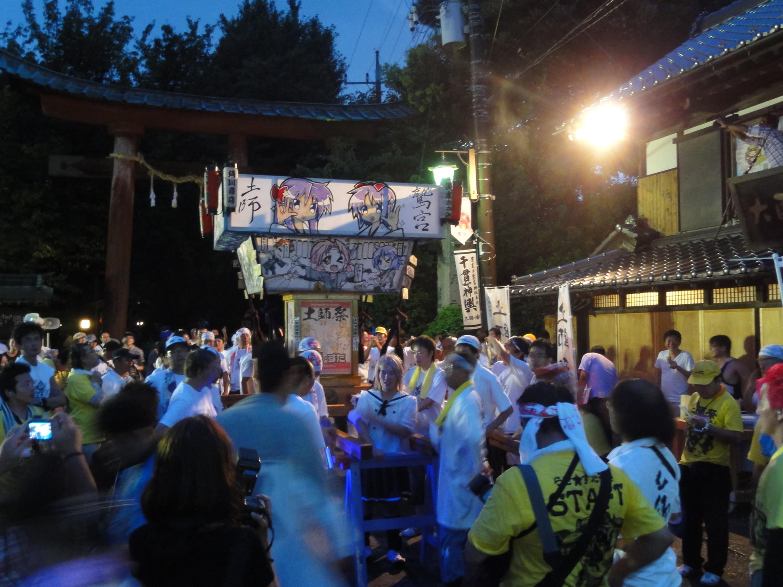 The area was wrapped in a strange sense of tension just before the mikoshi began to move. 10