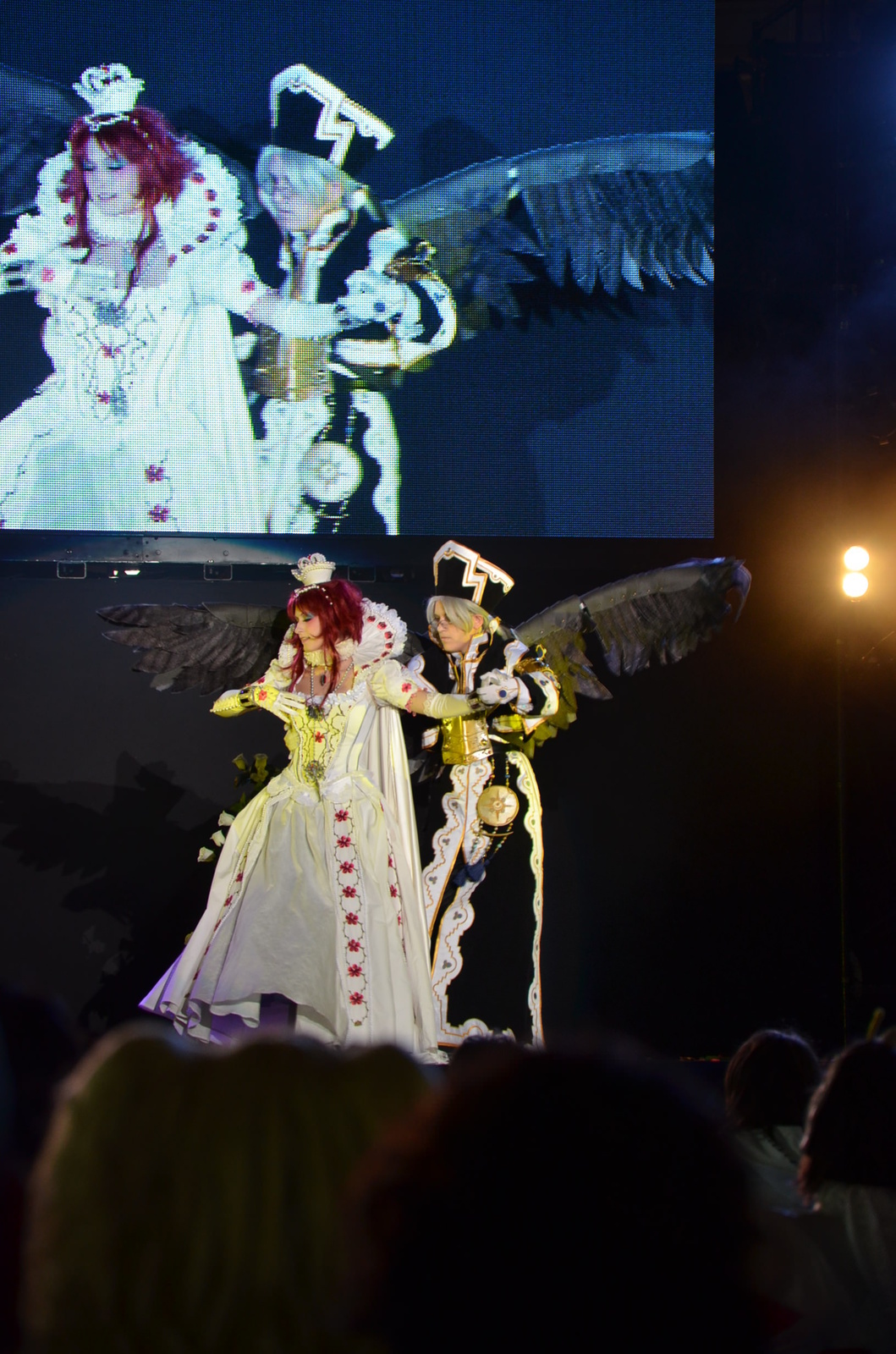 The participants' performances heated up the hall. 7